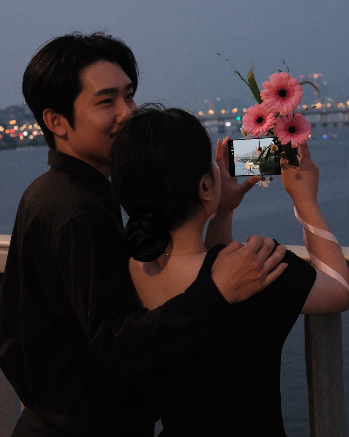 사진을 찍는 오브모먼트 부부 작가